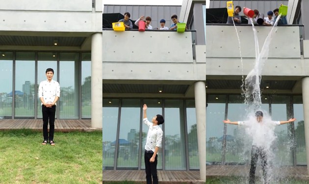 Gambar Foto Leeteuk Dibantu Member Super Junior Lakukan Aksi 'Ice Bucket Challenge'