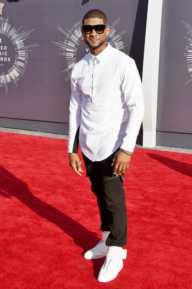 Gambar Foto Usher di Red Carpet MTV Video Music Awards 2014