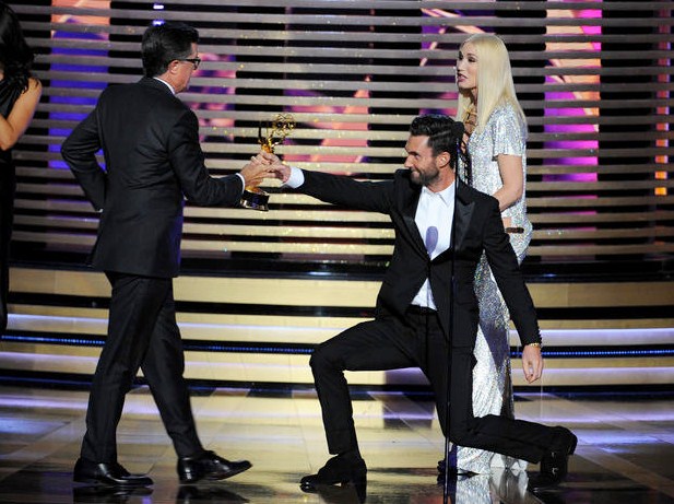 Gambar Foto Adam Levine dan Gwen Stefani Berikan Piala Outstanding Variety Series Pada Stephen Colbert