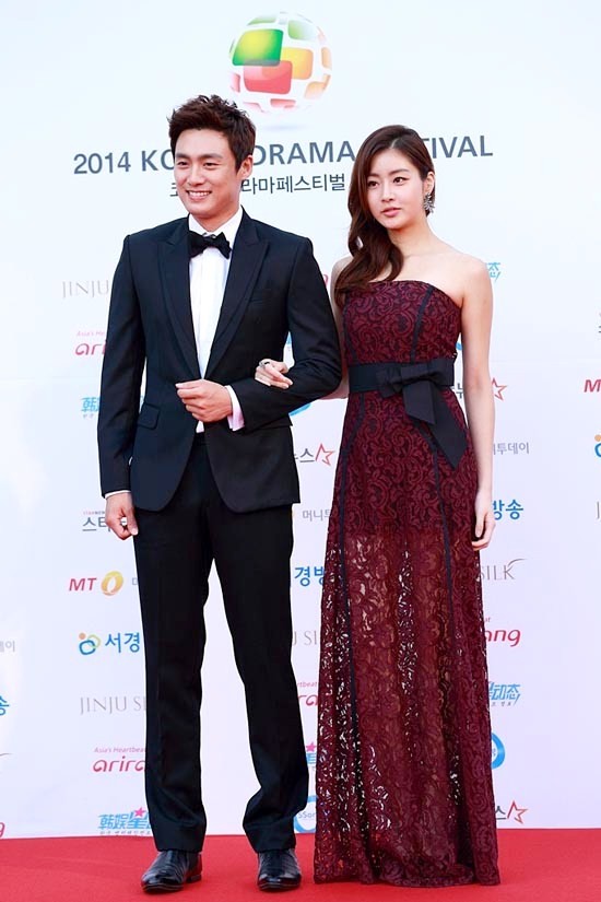 Gambar Foto Oh Sang Jin dan Kang Sora di Red Carpet Korea Drama Awards 2014