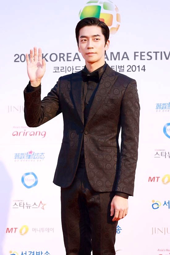 Gambar Foto Shin Sung Rok di Red Carpet Korea Drama Awards 2014