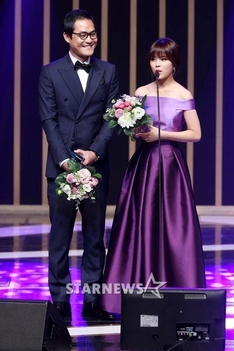 Gambar Foto Kim Sung Kyun dan Dohee Tiny-G Raih Piala Best Couple