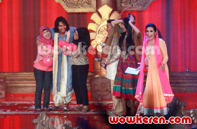 Gambar Foto Fans Beruntung Dapat Pelukan Shaheer Sheikh di Mahabharata Show