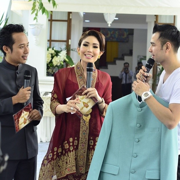 Gambar Foto Denny Cagur dan Ayu Dewi Jadi Host Liputan Langsung di Kediaman Raffi