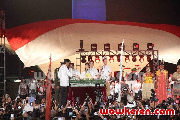 Gambar Foto Jokowi Pada Saat Pemotongan Tumpeng