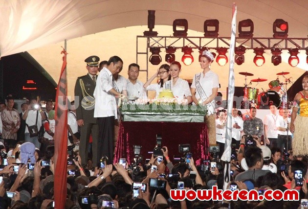 Gambar Foto Jokowi Pada Saat Pemotongan Tumpeng