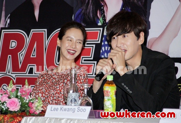 Gambar Foto Song Ji Hyo dan Lee Kwang Soo di Press Conference 'Race Start!' Season 2