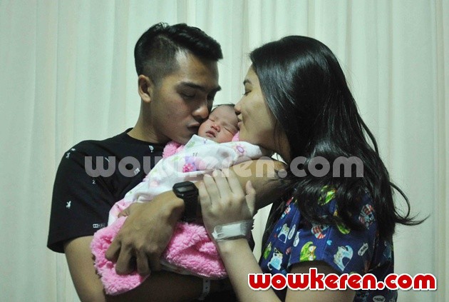 Gambar Foto Ricky Harun dan Herfiza Novianti Dikaruniai Anak Pertama