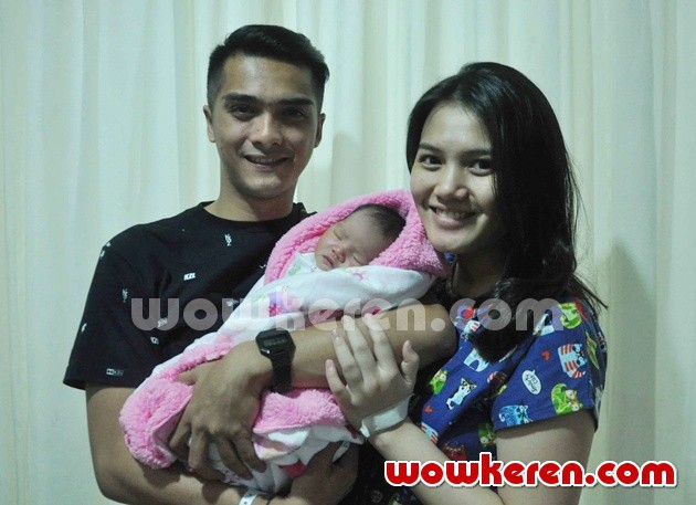 Gambar Foto Ricky Harun dan Herfiza Novianti Dikaruniai Anak Pertama