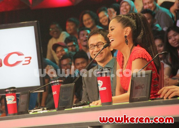 Gambar Foto Titi Rajo Bintang Saat Menjadi Juri Grand Final 'Indonesia Mencari Bakat' 2014
