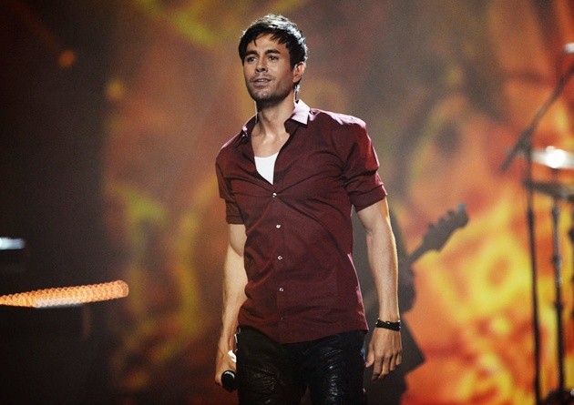 Gambar Foto Enrique Iglesias Tampil di MTV EMAs 2014
