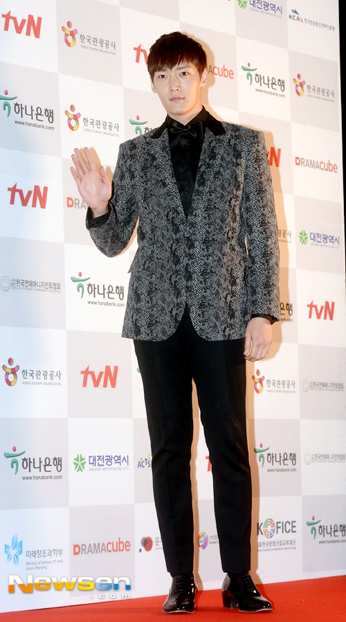 Gambar Foto Choi Jin Hyuk di Red Carpet APAN Star Awards 2014
