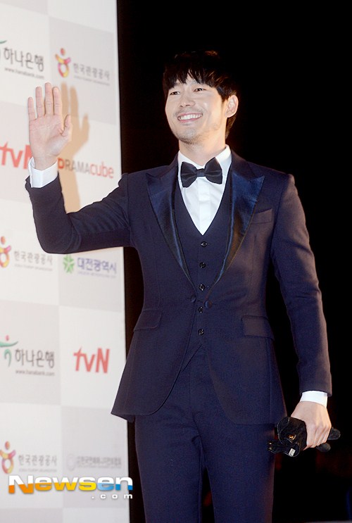 Gambar Foto Park Jae Jung di Red Carpet APAN Star Awards 2014