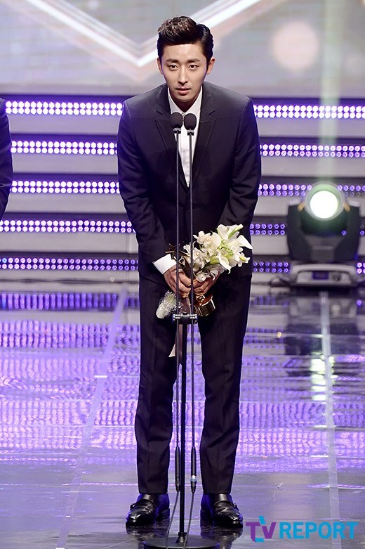 Gambar Foto Son Ho Joon Raih Piala Male Rookie Award