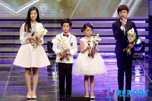 Gambar Foto Kim Ji Young, Yoon Chan Young, Choi Kwon Soo dan Kim Hyun Soo Raih Piala Child Actor Award