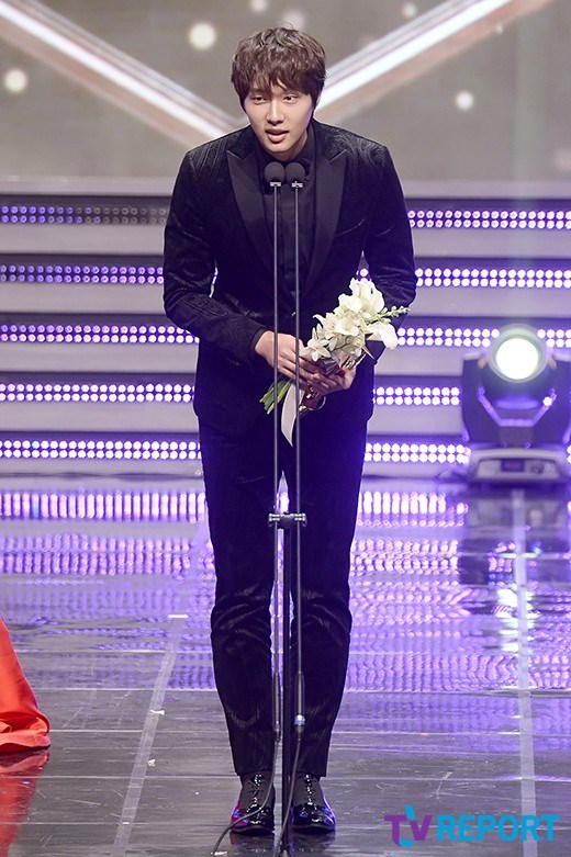 Gambar Foto Ji Hyun Woo Raih Piala Best Dresser Award