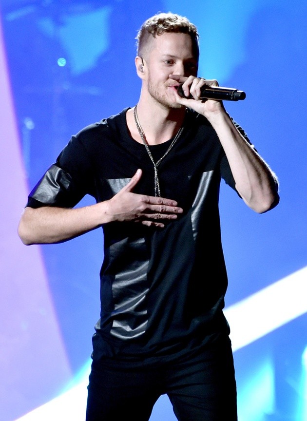Gambar Foto Dan Reynolds dari Imagine Dragons Tampil di American Music Awards 2014