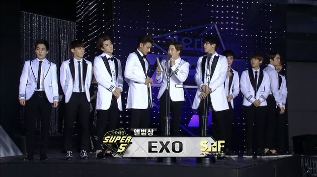 Gambar Foto EXO Raih Piala Best Album