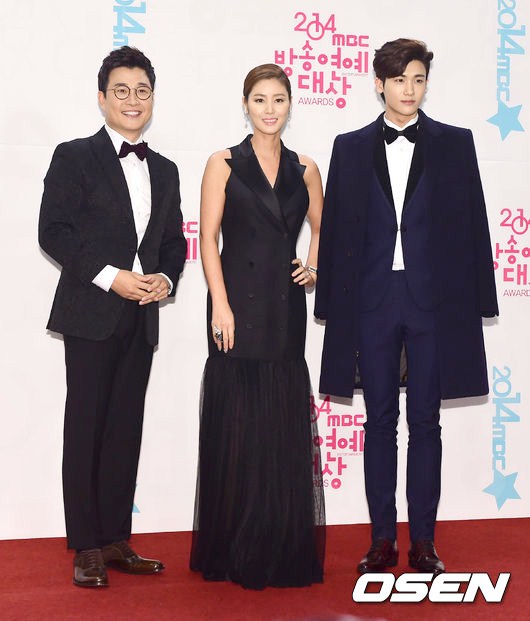 Gambar Foto Kim Sung Joo, Kim Sung Ryung dan Hyungsik ZE:A di Red Carpet MBC Entertainment Awards 2014