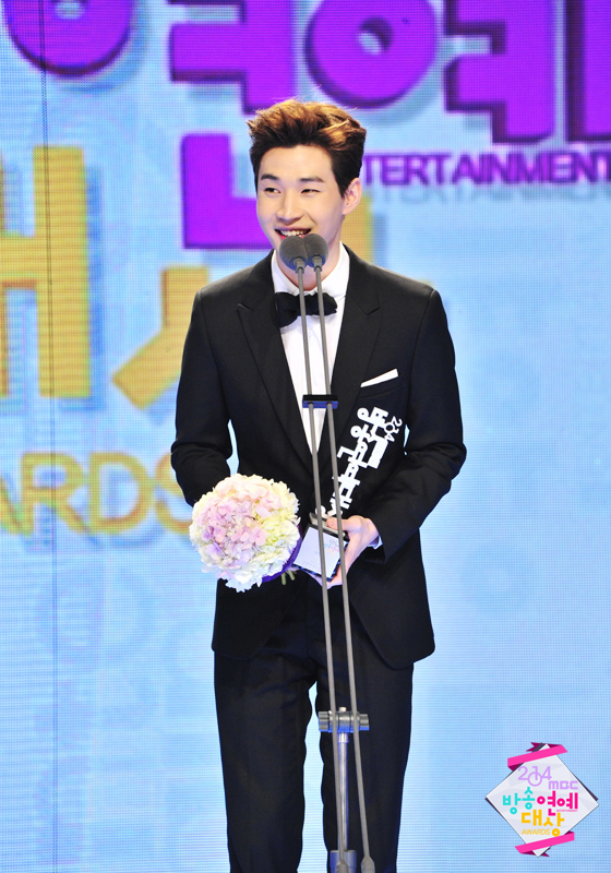 Gambar Foto Henry Super Junior-M Raih Piala Male Rookie Award