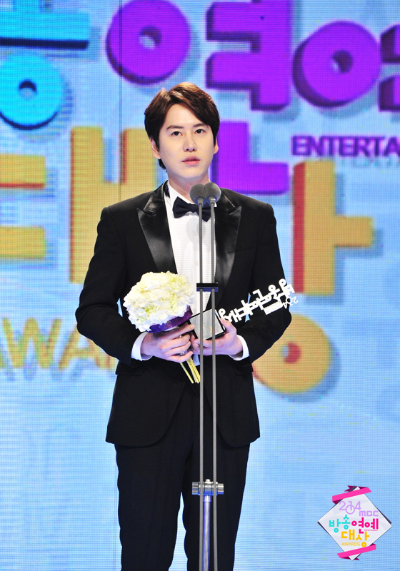 Gambar Foto Kyuhyun Super Junior Raih Piala Excellence Award - Music/Talk Show