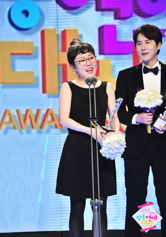 Gambar Foto Park Seul Gi Raih Piala Excellence Award - Music/Talk Show