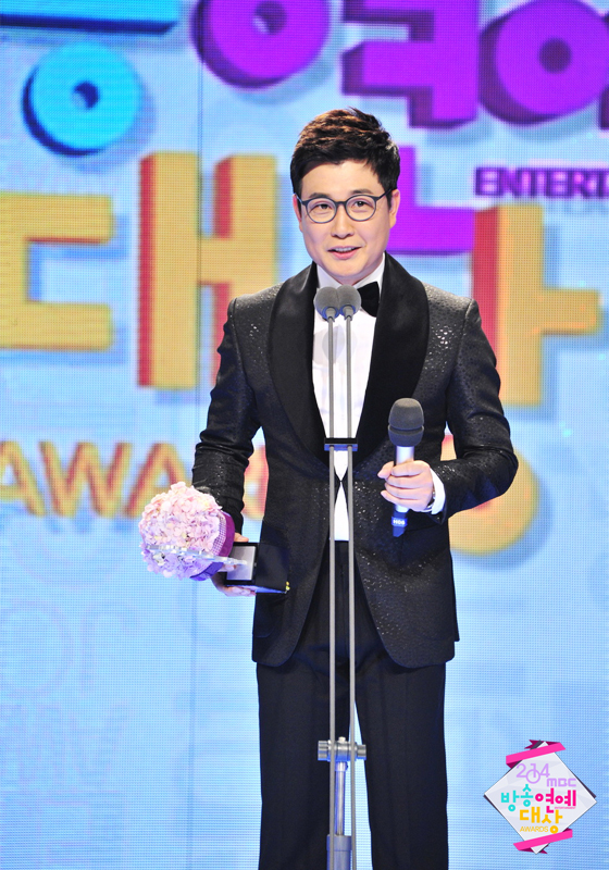 Gambar Foto Kim Sung Joo Raih Piala Special Award - MC