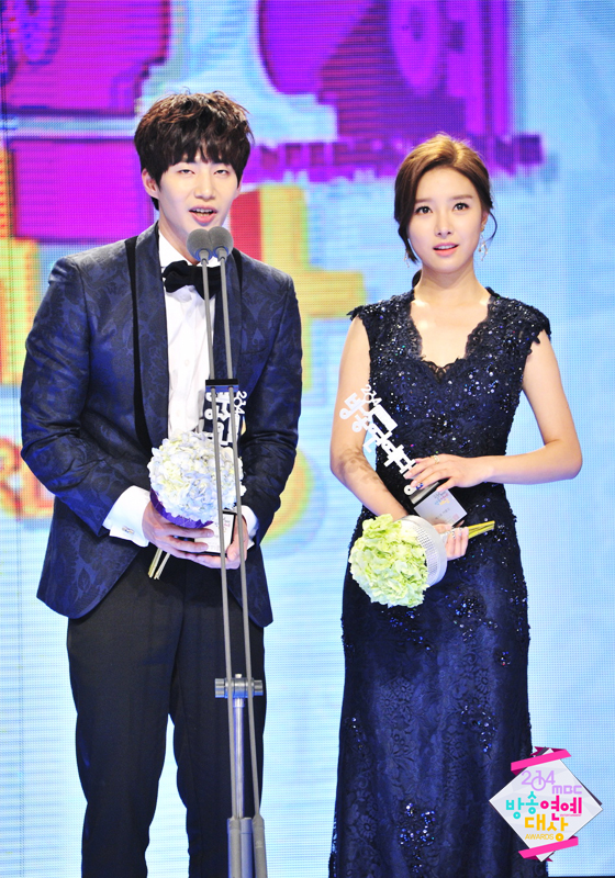 Gambar Foto Song Jae Rim dan Kim So Eun Raih Piala Best Couple Award