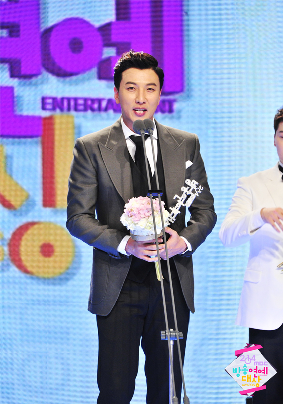 Gambar Foto Park Gun Hyung Raih Piala Excellence Award - Variety Show Male