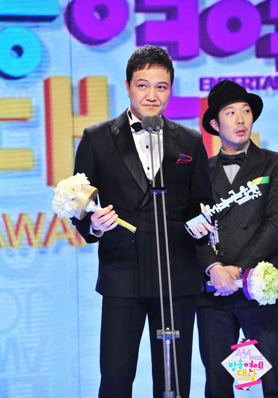 Gambar Foto Jung Woong In Raih Piala PD Award