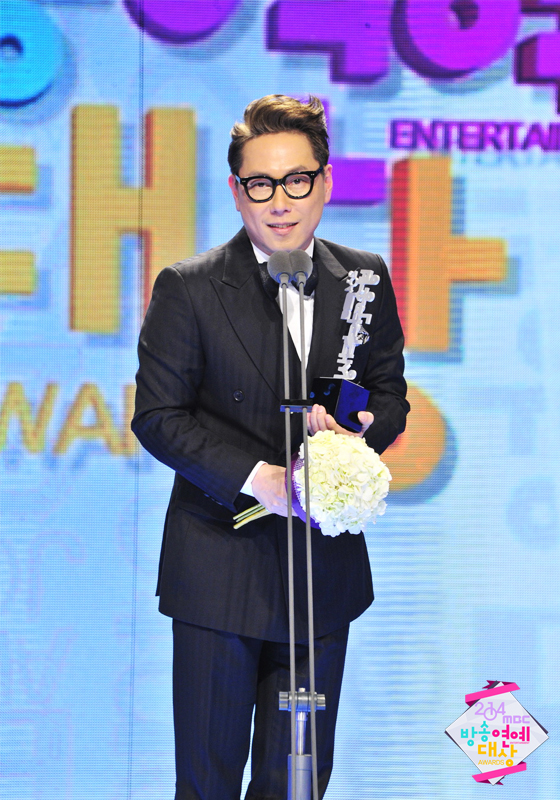 Gambar Foto Yoon Jong Shin Raih Piala High Excellence Award - Music/Talk Show