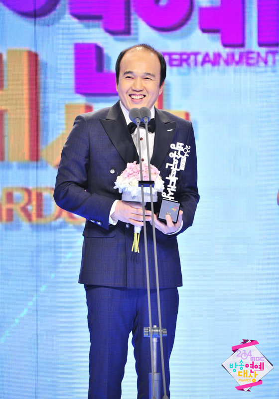 Gambar Foto Kim Kwang Kyu Raih Piala Popularity Award - Variety Show