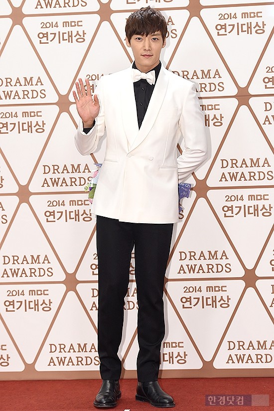 Gambar Foto Choi Jin Hyuk di Red Carpet MBC Drama Awards 2014