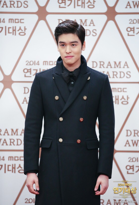 Gambar Foto Lee Jang Woo di Red Carpet MBC Drama Awards 2014