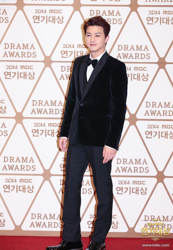 Gambar Foto Kim Ji Hoon di Red Carpet MBC Drama Awards 2014