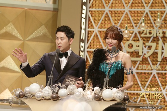 Gambar Foto Shin Dong Yup dan Sooyoung Girls' Generation di MBC Drama Awards 2014