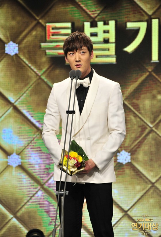 Gambar Foto Choi Jin Hyuk Raih Piala Excellent Actor/Actress in a Special Project Drama