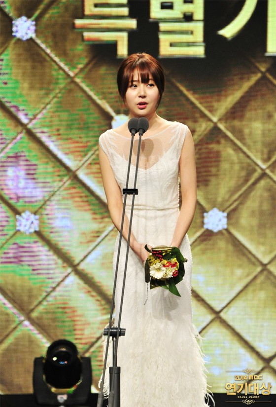 Gambar Foto Baek Jin Hee Raih Piala Excellent Actor/Actress in a Special Project Drama