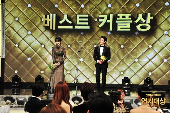 Gambar Foto Jang Nara dan Jang Hyuk Raih Piala Best Couple Award