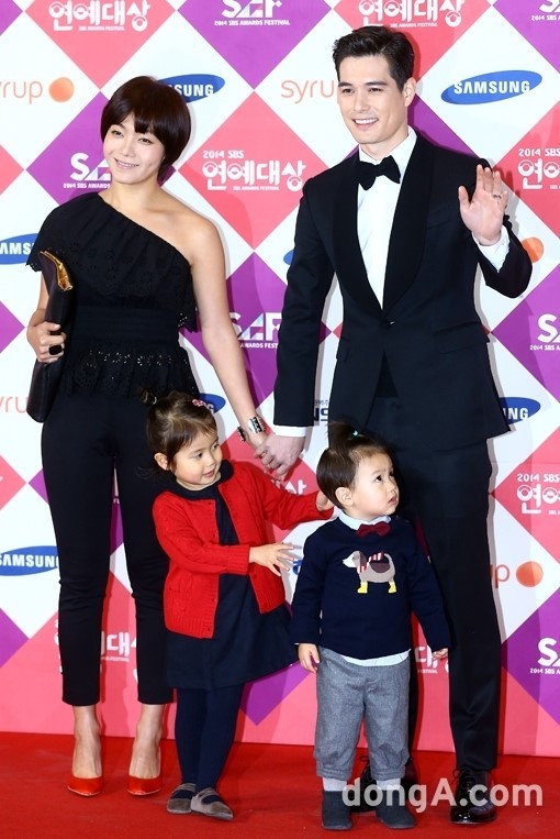 Gambar Foto Keluarga Ricky Kim dan Ryu Seung Joo di Red Carpet SBS Entertainment Awards 2014