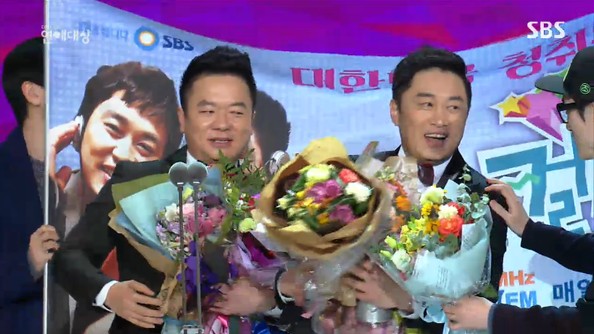Gambar Foto Jung Chan Woo dan Kim Tae Kyun Raih Piala High Excellence Award - General Shows/Talk Shows