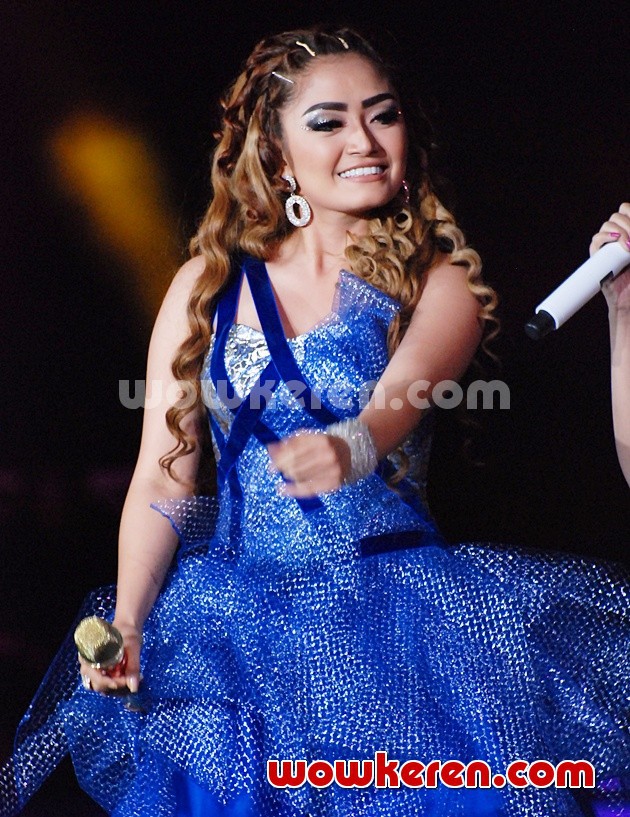 Gambar Foto Siti Badriah Cantik dengan Gaun Biru