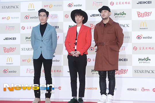 Gambar Foto Epik High di Red Carpet Gaon Chart K-Pop Awards 2015