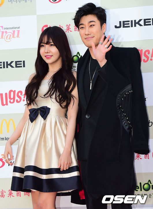 Gambar Foto Raina After School dan San E di Red Carpet Gaon Chart K-Pop Awards 2015