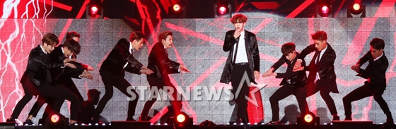 Gambar Foto EXO Saat Nyanyikan Lagu 'Overdose'