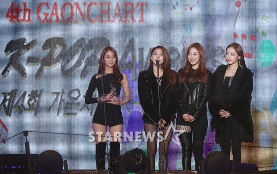 Gambar Foto Kara Raih Piala K-POP World Hallyu Star Award