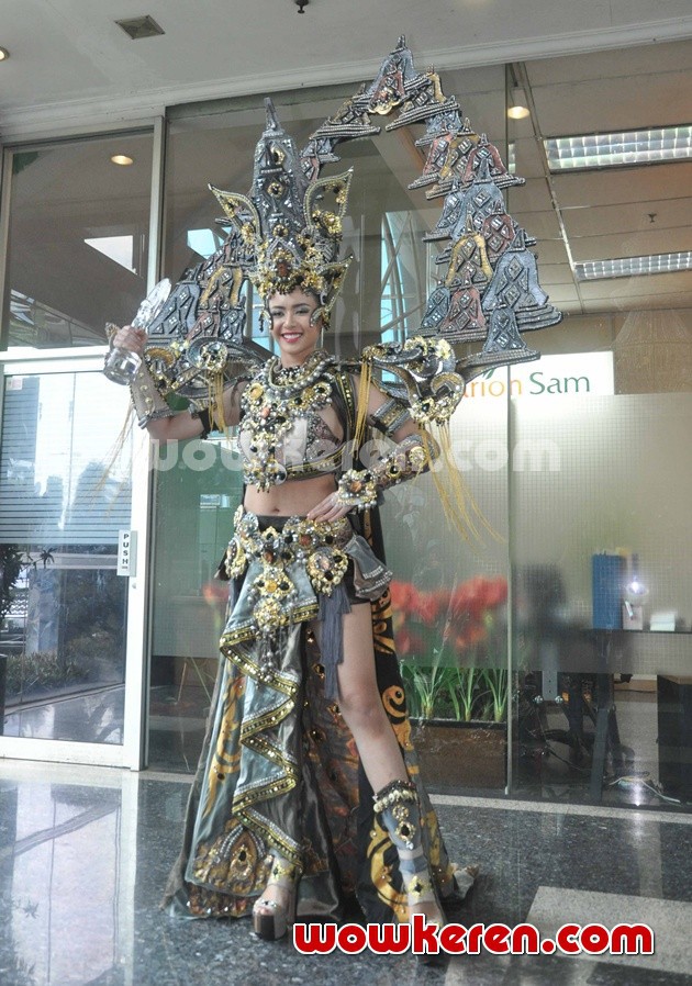 Gambar Foto Elvira Devinamira Kenakan Kostum Nasional 'The Chronicle of Borobudur'