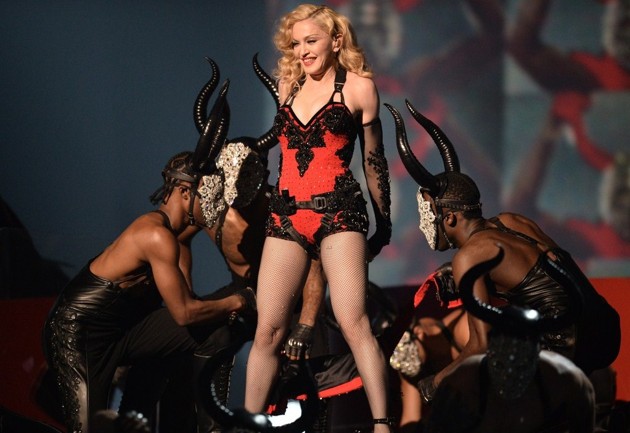 Gambar Foto Madonna Tampil Nyanyikan Lagu 'Living for Love'