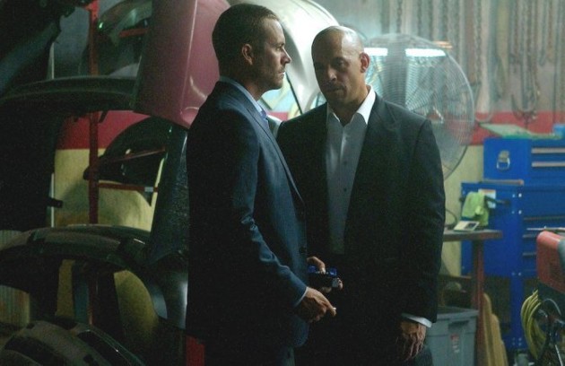 Gambar Foto Paul Walker dan Vin Diesel di Film 'Furious 7'