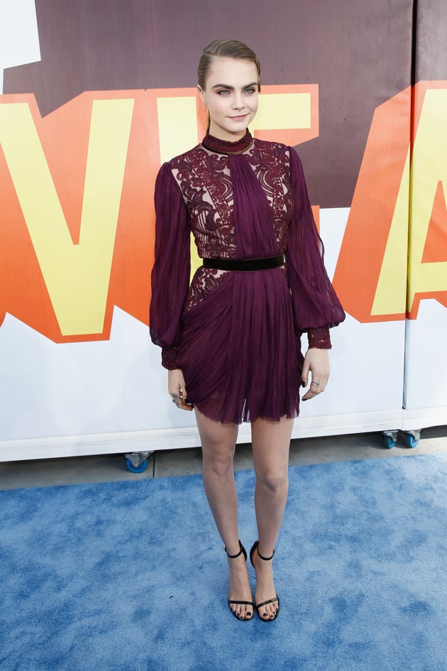 Gambar Foto Cara Delevingne di Red Carpet MTV Movie Awards 2015